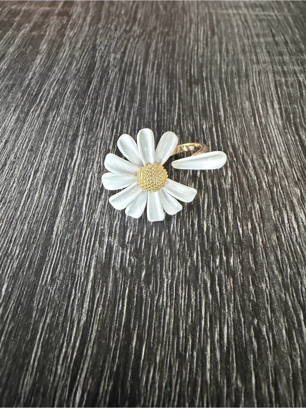 White Daisy Flower Enamel Gold Tone Cocktail Ring- NWT